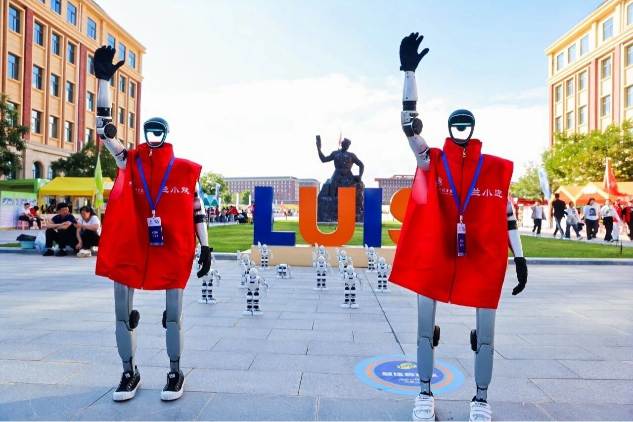 高校开学迎新，可把机器人忙坏了！