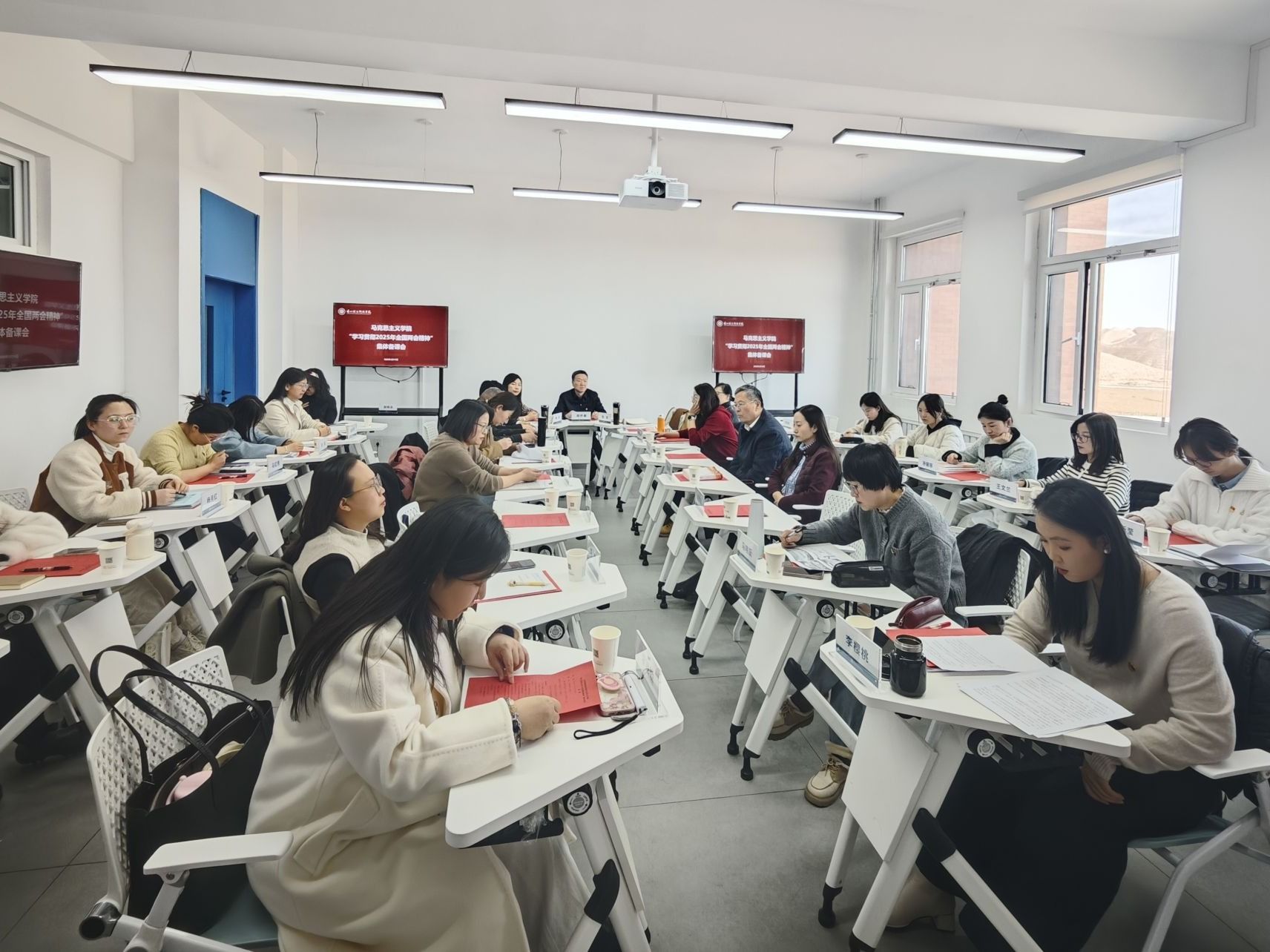 兰州信息科技学院马克思主义学院召开“学习贯彻2025年全国两会精神”集体备课会