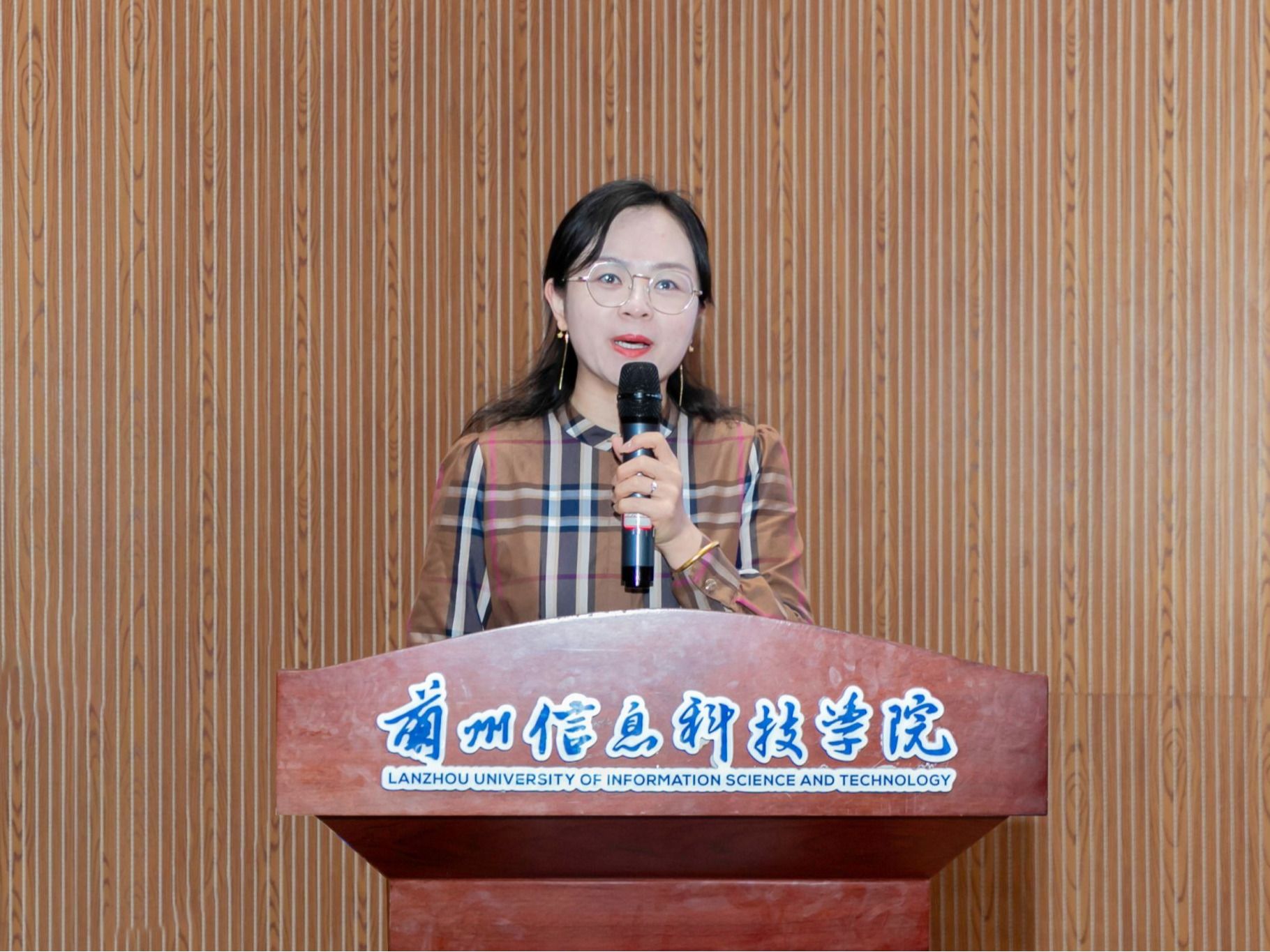 兰州信息科技学院开展《防范化解重大经济金融风险漫谈》专题讲座