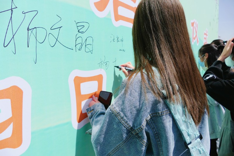 202204271651022109835375.jpg 兰州信息科技学院“读书角”活动启动