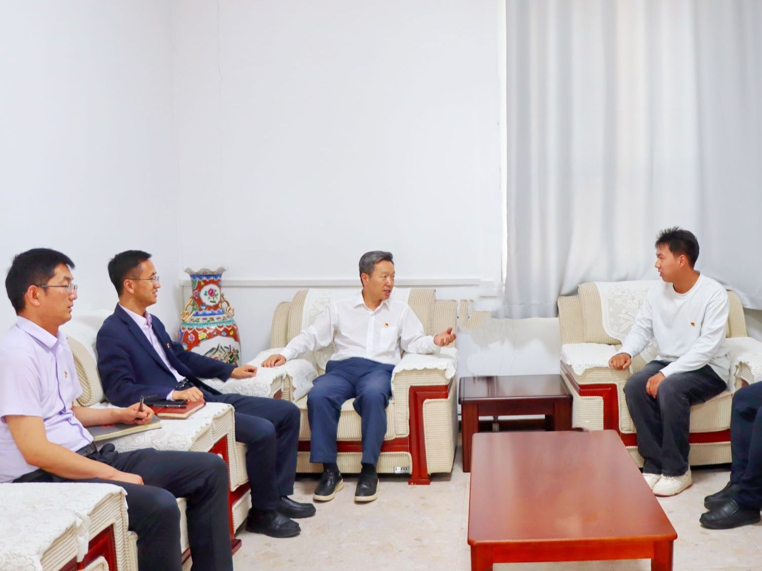 兰州信息科技学院党委书记与省人大代表学生深入交谈，共话育人与履职